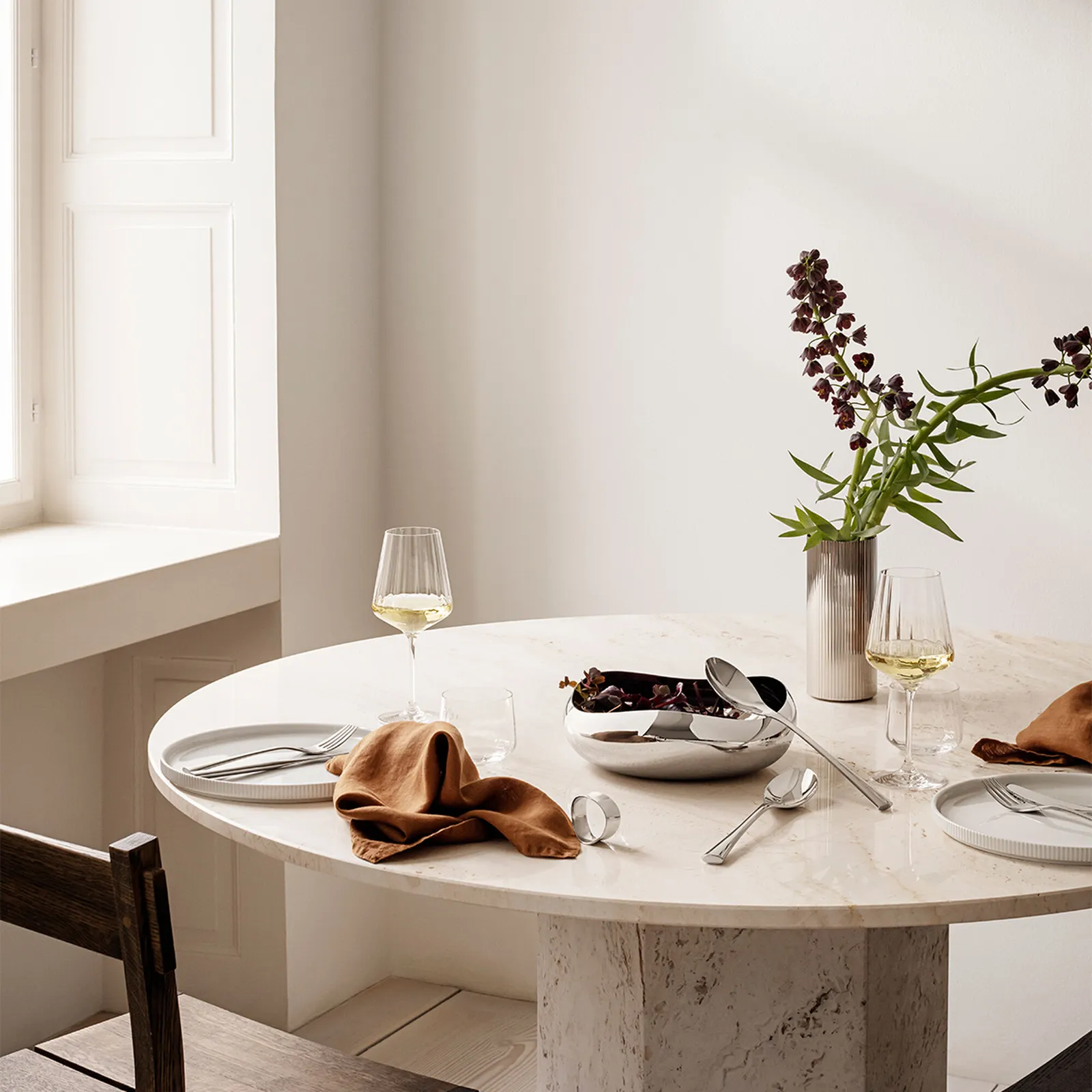 Georg Jensen Cobra serveringsskål på dukat bord